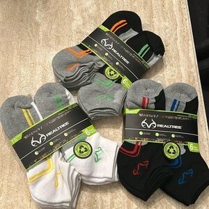 NEW 18 pairs of Realtree socks with arch support size 7-11